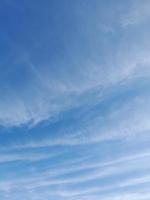 hermosas nubes blancas sobre fondo de cielo azul profundo. imagen elegante del cielo azul a la luz del día. grandes nubes esponjosas suaves y brillantes cubren todo el cielo azul. foto