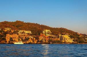 paisaje de playa de zihuatanejo en guerrero foto