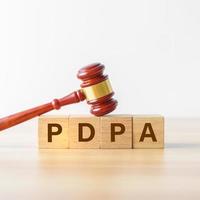 bloque pdpa con mazo de juez en la mesa. ley de protección de datos personales, ley, abogado, juicio, información confidencial y conceptos de datos de privacidad foto