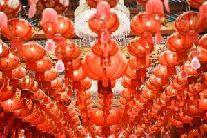 linternas rojas chinas en el templo, felices vacaciones de año nuevo lunar. frase china significa felicidad, salud, suerte y riqueza foto