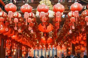 linternas rojas chinas en el templo, felices vacaciones de año nuevo lunar. frase china significa felicidad, salud, suerte y riqueza foto