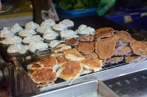 panqueque de coco o nombre tailandés llamada kanom baa bin para vender en el mercado local, postres tailandeses foto