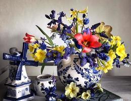 ramo de coloridas flores de jardín con decoración casera de porcelana foto