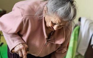 muy vieja mujer cansada foto