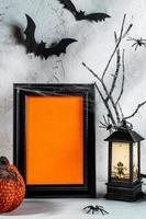 marco negro con espacio vacío naranja para texto y decoraciones de hallowen a su alrededor. copie el espacio. Bosquejo foto