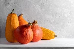 cosecha de otoño, halloween o concepto de acción de gracias con calabazas naranjas y calabacines. copie el espacio. foto