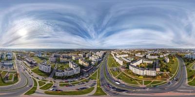 vista panorámica aérea completa esférica hdri 360 sobre el cruce de carreteras con tráfico en un complejo residencial con edificios de gran altura en proyección equirectangular. foto