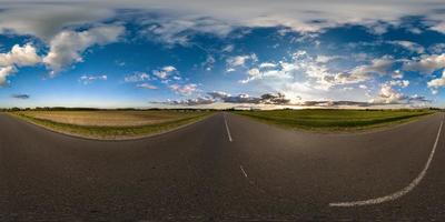 vista panorámica completa esférica hdri 360 sin tráfico en carretera asfaltada entre campos con cielo nocturno y nubes en proyección equirectangular, se puede utilizar como reemplazo del cielo en panoramas foto