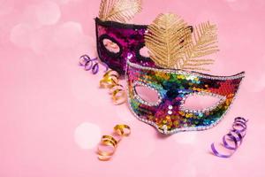 mascarilla festiva para la celebración del carnaval sobre fondo de color con bokeh