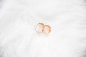 hermosos anillos de boda sobre fondo blanco foto