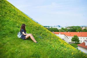 niña sentada y mirando hacia abajo en la ciudad vieja de vilnius - lituania foto