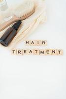 pérdida de cabello en peine, problema diario de pérdida de cabello grave. letras de madera para el tratamiento del cabello. foto