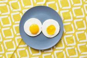 dos hermosos huevos en un plato foto