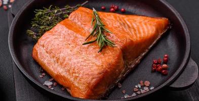 Delicioso filete de pescado rojo salmón al horno con especias y hierbas. foto