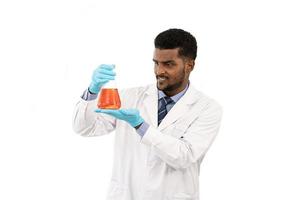 científico masculino feliz trabajando en laboratorio. mujer científica sonriente con líquido rojo en un tubo de ensayo de investigador. aislado sobre fondo blanco. foto