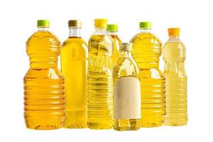 aceite vegetal con aceite de oliva en diferentes botellas para cocinar aislado sobre fondo blanco. foto