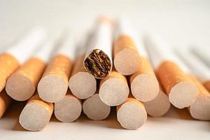 cigarrillo, tabaco en rollo de papel con tubo de filtro aislado sobre fondo blanco, concepto de no fumar. foto