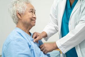 médico revisando a la paciente mayor o anciana anciana acostarse en la sala del hospital de enfermería, concepto médico fuerte y saludable.