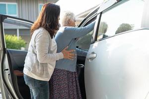 Paciente asiático mayor o anciano mujer sentada en silla de ruedas prepararse para llegar a su coche, concepto médico fuerte y saludable. foto