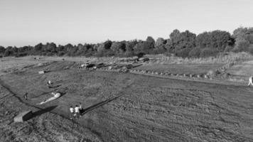 vista de ángulo alto del paisaje británico en estilo clásico en blanco y negro foto