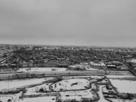 vista de ángulo alto de la ciudad en blanco y negro clásico después de la caída de nieve foto