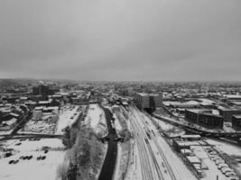 vista de ángulo alto de la ciudad en blanco y negro clásico después de la caída de nieve foto