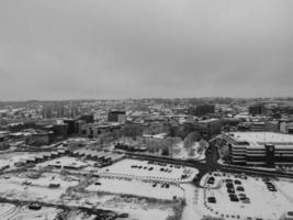 vista de ángulo alto de la ciudad en blanco y negro clásico después de la caída de nieve foto