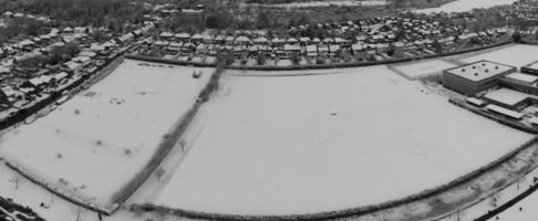 vista de ángulo alto de la ciudad en blanco y negro clásico foto