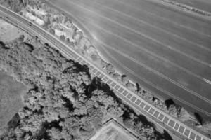 vista de ángulo alto del paisaje británico en estilo clásico en blanco y negro foto