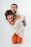 feliz día de la madre. madre e hijo jugando y riendo. foto