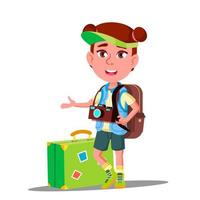 niña viajera con maleta, gorra en la cabeza y cámara en el vector del pecho. ilustración aislada