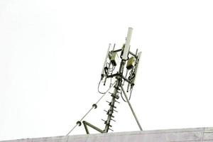 torre de comunicación con antenas en la parte superior del edificio aislado sobre fondo blanco
