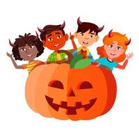 grupo de niños con cuernos de diablo asomándose desde un gran vector de calabaza. ilustración aislada de halloween