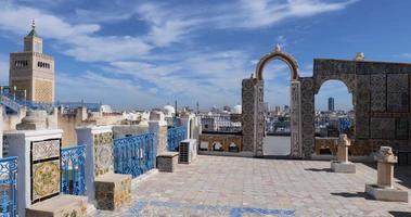 tunis, tunisie 2022.09.30 vue sur l'ancienne médina de tunis, unesco. environ 700 monuments, dont des palais, des mosquées, des mausolées, des madrasas et des fontaines, témoignent de cette ville historique remarquable. video