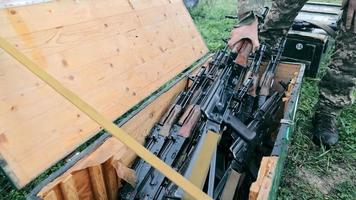 guerre ukraine russie. fourniture d'armes. armes dans des boîtes. video