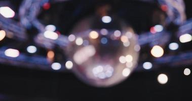 discothèque de nuit floue avec lumière rouge violet bleu néon, boule à facettes disco et projecteur lumineux video