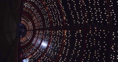 túnel de passagem subterrânea festivamente iluminado com arco de moldura vermelha e cúpula transparente e escada de concreto video