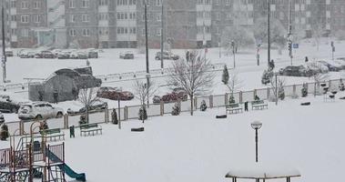 zwaar sneeuwval in een woon- Oppervlakte Aan de achtergrond van straat en met meerdere verdiepingen gebouw video