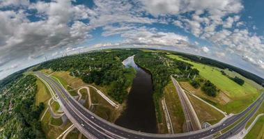 rotación circular con torsión del paisaje del bosque y puente sobre la altura del río del vuelo en un planeta diminuto y transformación en una esfera azul video