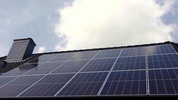 lapso de tempo de painéis solares produzindo energia limpa no telhado de uma casa residencial. video