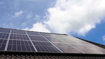 Zeitraffer von Sonnenkollektoren, die auf dem Dach eines Wohnhauses saubere Energie erzeugen. video