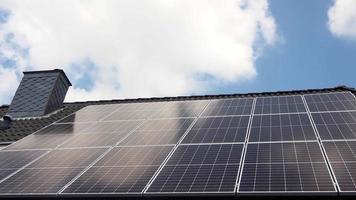 Zeitraffer von Sonnenkollektoren, die auf dem Dach eines Wohnhauses saubere Energie erzeugen. video
