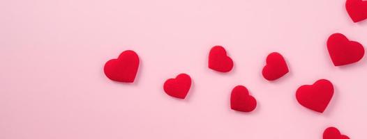 concepto de diseño del día de san valentín de corazón rojo sobre fondo rosa. foto