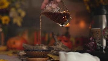 verser du thé chinois dans un bol video