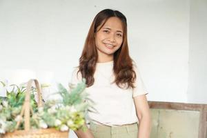 mujer asiática sonriendo alegremente en un café foto