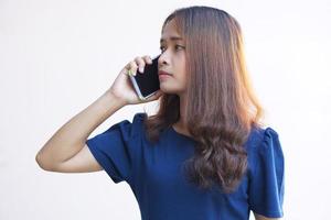 mujer de negocios hablando por teléfono con los clientes felizmente por llegar a un acuerdo de inversión mutua foto