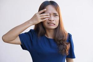 las mujeres asiáticas tienen mucha fatiga visual foto