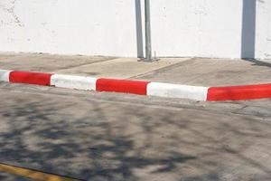 rayas rojas y blancas al costado de la carretera para no estacionar. foto