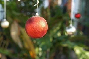 bolas en el árbol de navidad en el año nuevo foto