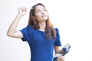 mujer asiática mirando un monitor de computadora portátil y diseñando un plan de negocios foto